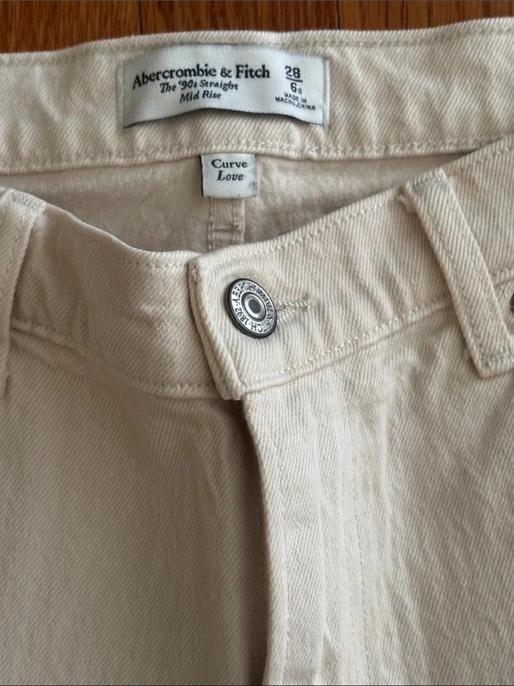 Abercrombie & Fitch 90’s Straight Mid Rise Cream  Jeans